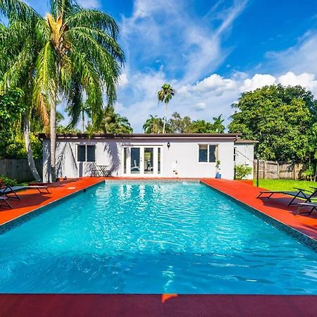 Spacious 3 Bedroom Home With Oversized Pool & Backyard マイアミ エクステリア 写真