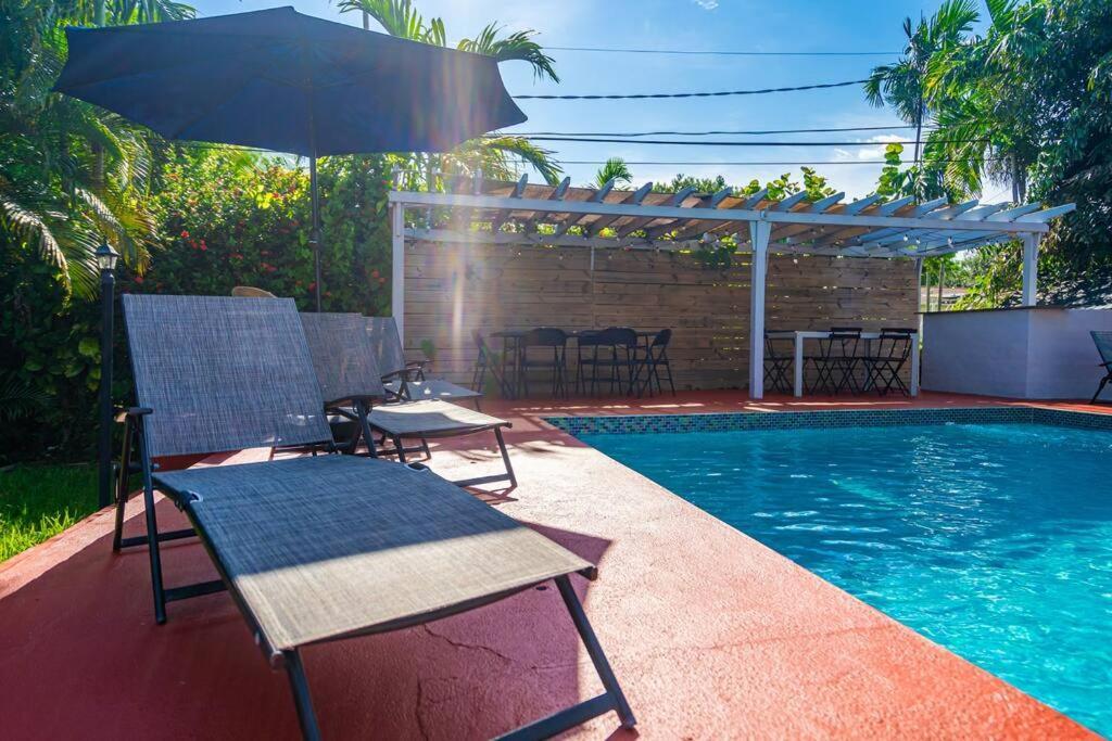 Spacious 3 Bedroom Home With Oversized Pool & Backyard マイアミ エクステリア 写真