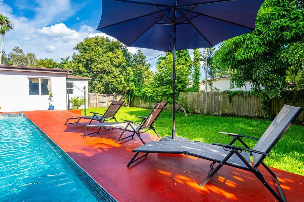 Spacious 3 Bedroom Home With Oversized Pool & Backyard マイアミ エクステリア 写真