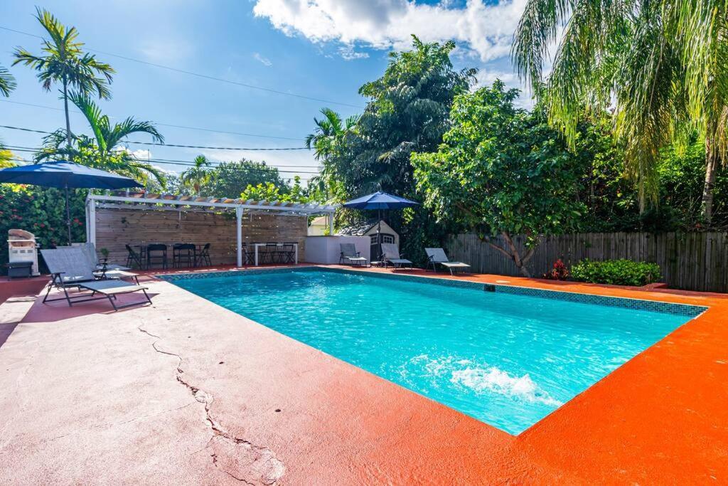 Spacious 3 Bedroom Home With Oversized Pool & Backyard マイアミ エクステリア 写真